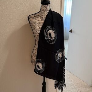 Black and Cream Yin Yang Pashmina w/Fringe